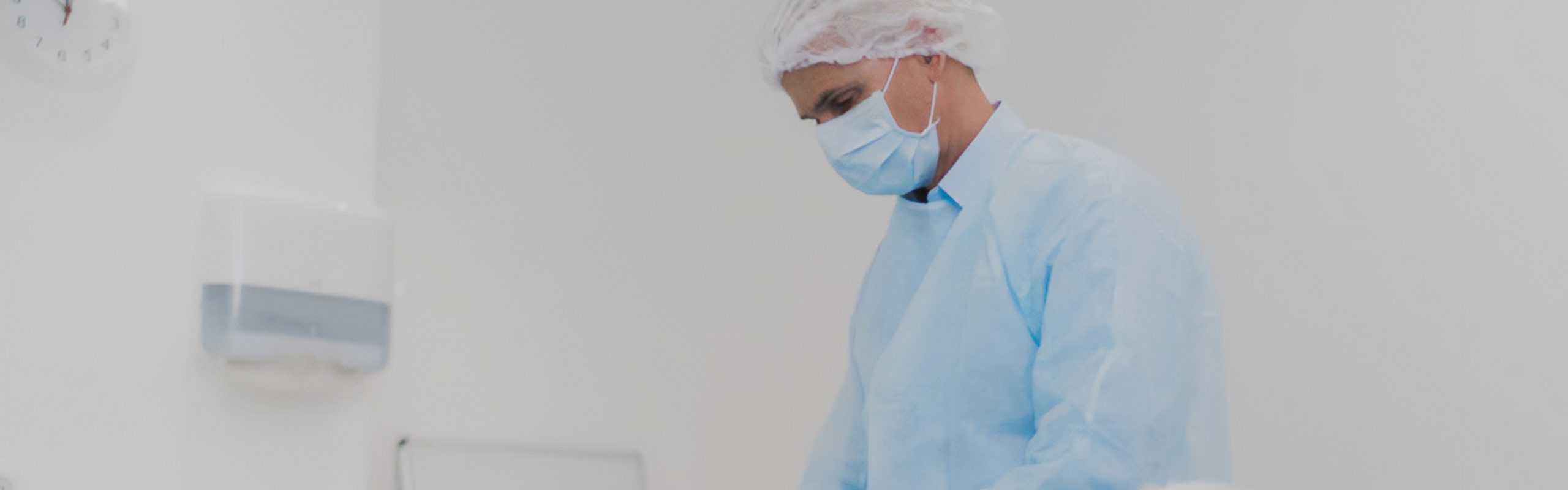 chirurgien ophtalmologue lors d'une opération