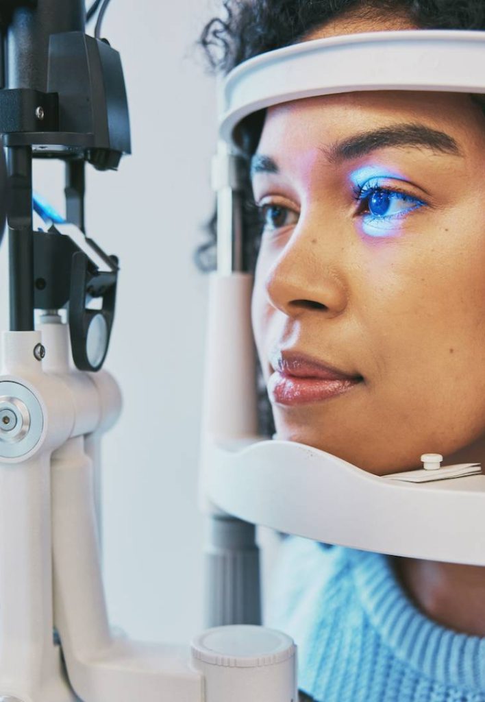 bilan visuel d'une patiente avec une lampe à fente au Centre Ophtalmologique Maison Rouge