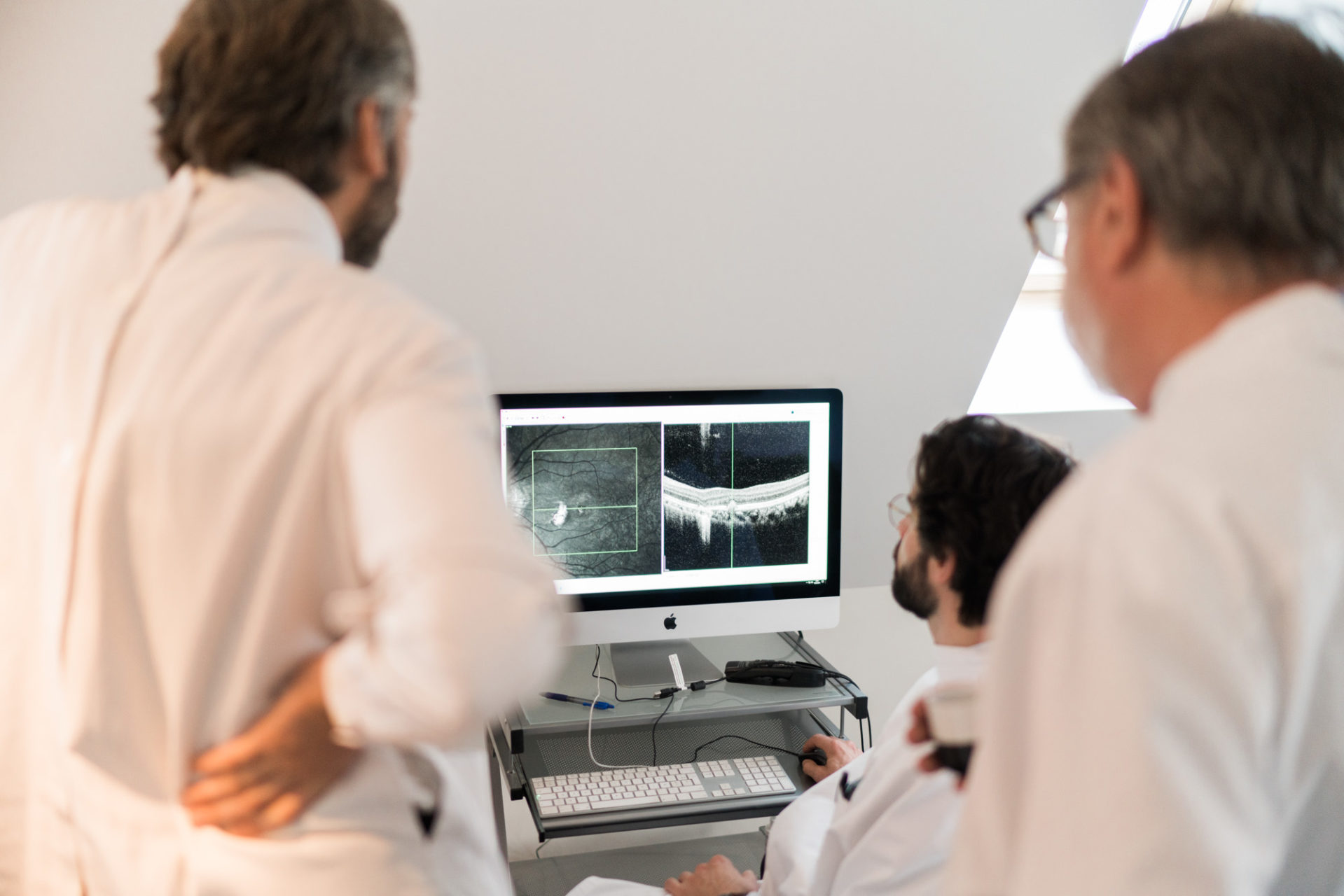 ophtalmologues étudiant une imagerie