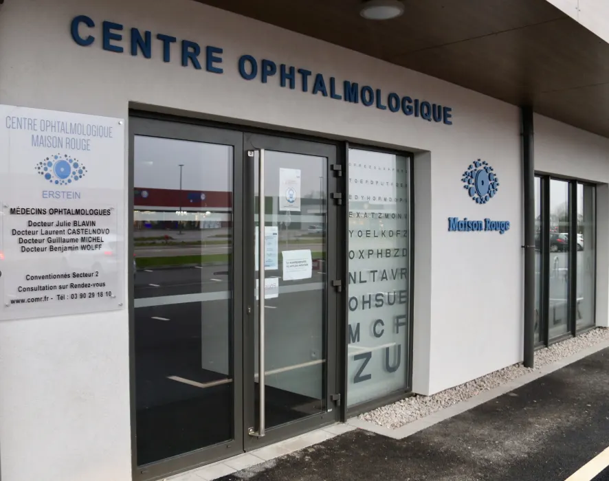 Entrée du cabinet ophtalmologique Maison Rouge à Erstein
