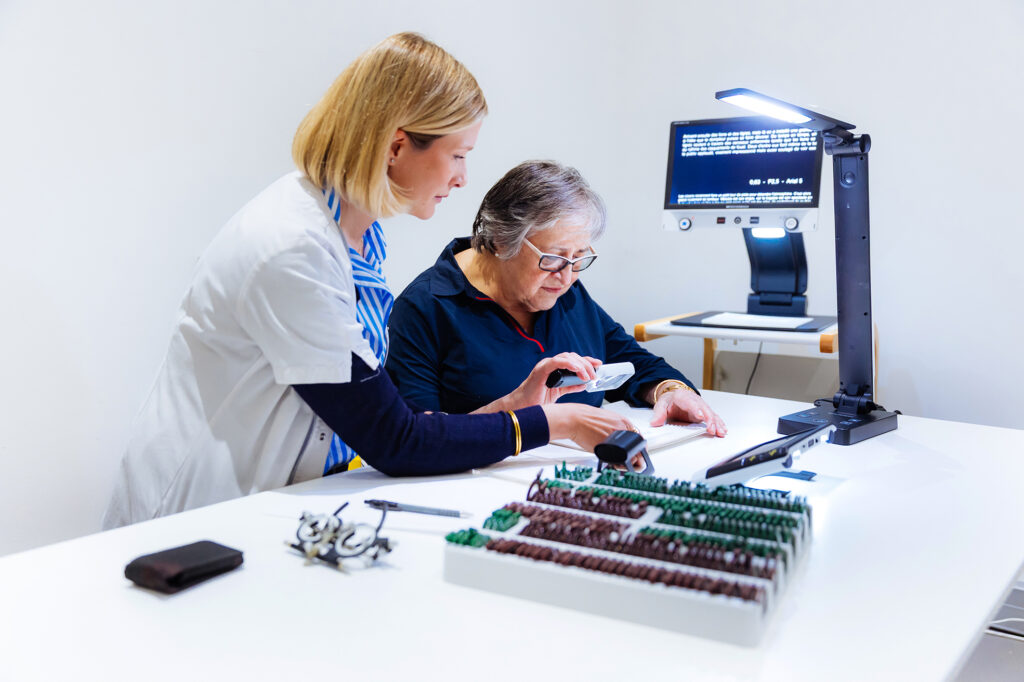 Optométriste et sa patiente dans le cadre d'une consultation spécialisée en basse vision à Strasbourg