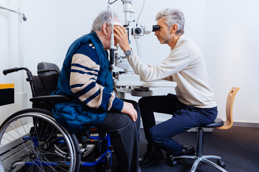 Salle de consultation ophtalmologique accessible aux patients en fauteuil roulant