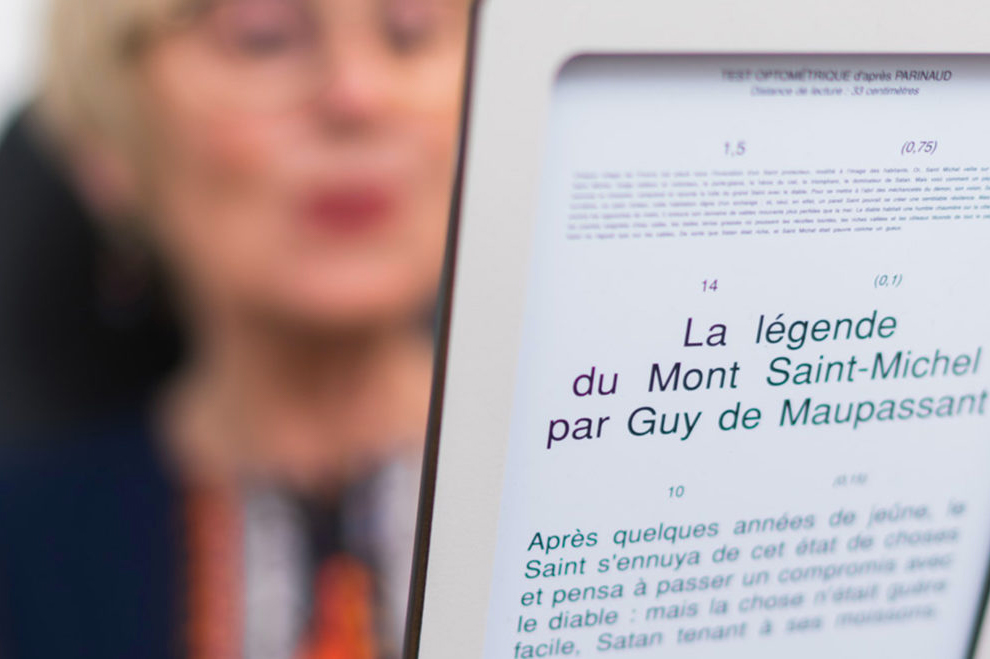 Patiente lisant un texte lors d'un test d’acuité visuelle